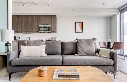 Waller Creek District Apartamento | Chic Downtown 1BR w/ Pool & Gym, close to Restaurants, by Blueground