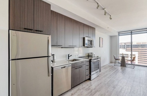 Waller Creek District Apartamento | Chic Downtown 1BR w/ Pool & Gym, close to Restaurants, by Blueground