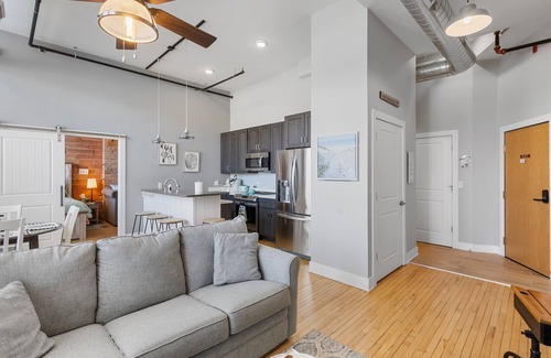 South Haven Condominio | Chic Downtown Loft with pool, hot tub, gym, theatre, king bed, walk to town
