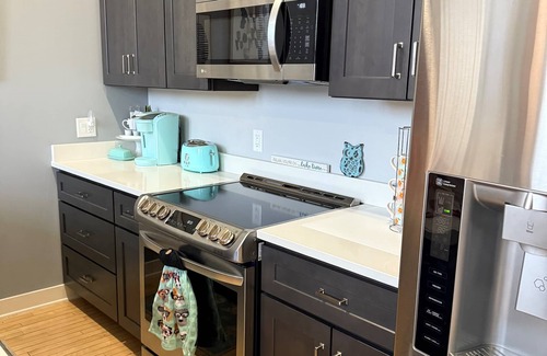 South Haven Condominio | Chic Downtown Loft with pool, hot tub, gym, theatre, king bed, walk to town