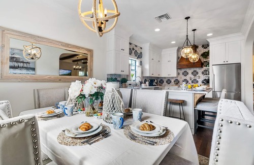 Old Northwood Historic District Casa | Chic Downtown Luxury Vacation Home