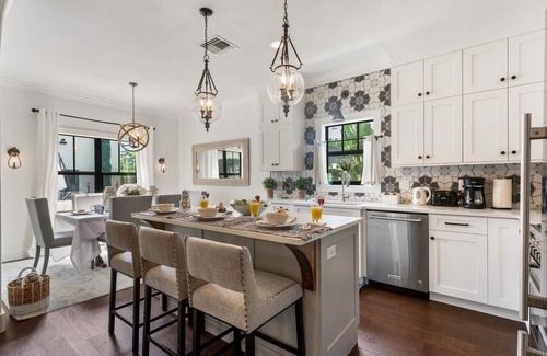Old Northwood Historic District Casa | Chic Downtown Luxury Vacation Home