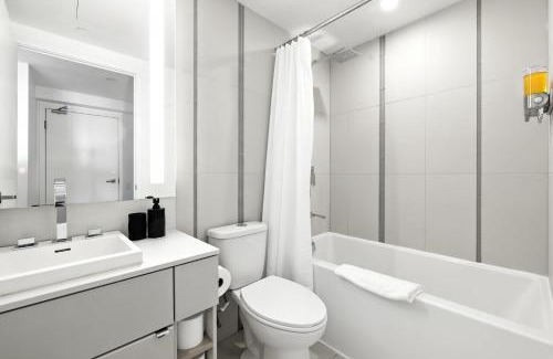 Downtown Toronto Apartamento | Chic Downtown Toronto Haven - Private Patio