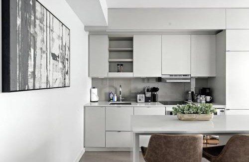 Downtown Toronto Apartamento | Chic Downtown Toronto Haven - Private Patio