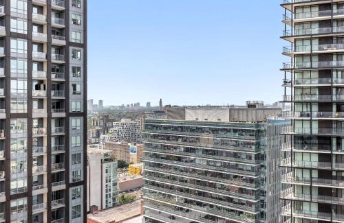 Downtown Toronto Apartamento | Chic Downtown Toronto Haven - Private Patio