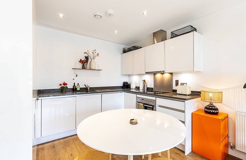 Bromley North Apartamento | Chic East London Stay with Outdoor Space