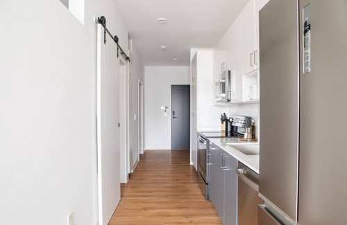 Yankee Hill Apartamento | Chic East Side 1BR Apt with Balcony, Pool, and Gym