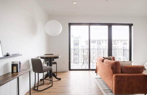 Yankee Hill Apartamento | Chic East Side 1BR Apt with Balcony, Pool, and Gym