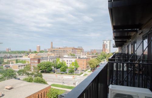 Yankee Hill Apartamento | Chic East Side 1BR Apt with Balcony, Pool, and Gym