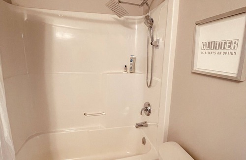 Fort Gary Condominio | Chic Entire 2 bedroom 1 bath condo + Gym + Free parking
