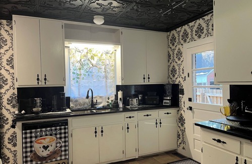 Andalusia Casa | Chic Escape 4BR-2BA Andalusia Retreat – Sleeps 10, King Suite & Twin Bunks