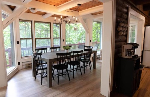 Murphy Cabina | Chic Family Friendly Cabin with Mountain Views, Game Room, Hot Tub and Slides!