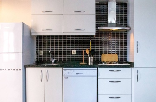 Cigli Apartamento | Chic Flat w Balcony, Central Location
