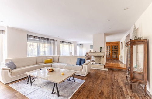Arnavutkoy Apartamento | Chic Flat w Garden in Bebek, Lux Side of Istanbul