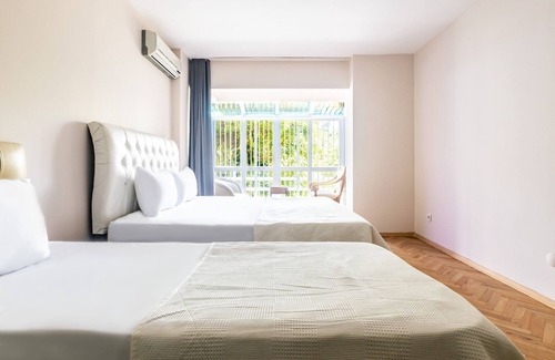 Arnavutkoy Apartamento | Chic Flat w Garden in Bebek, Lux Side of Istanbul