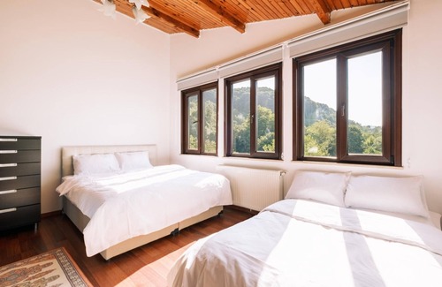 Derbent Apartamento | Chic Flat w Terrace, Garden, Fireplace in Nature