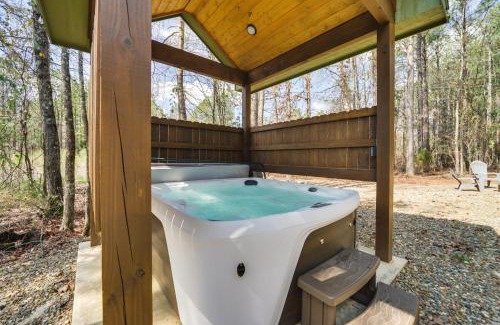 Broken Bow Casa | Chic Forest Hideaway in Broken Bow with Hot Tub