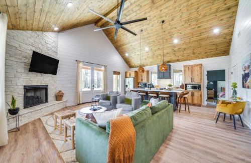 Broken Bow Casa | Chic Forest Hideaway in Broken Bow with Hot Tub