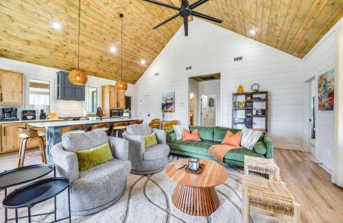 Broken Bow Casa | Chic Forest Hideaway in Broken Bow with Hot Tub