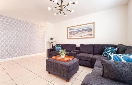 Fort Lauderdale Casa | Chic Fort Lauderdale Escape Pool Lake Views