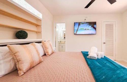 Fort Lauderdale Casa | Chic Fort Lauderdale Escape Pool Lake Views