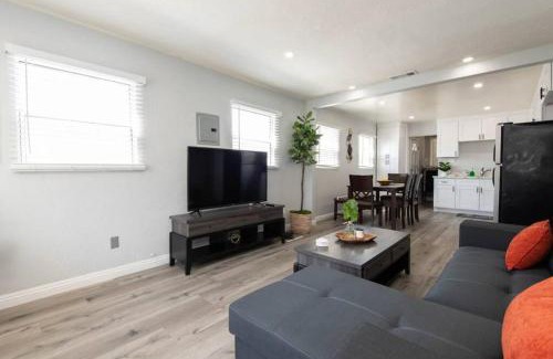 Los Angeles Apartamento | Chic Getaway Cozy Comfortable and Convenient with Two Bedrooms