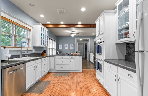 Green Lake Casa | Chic getaway: fireplaces + all ensuite bedrooms