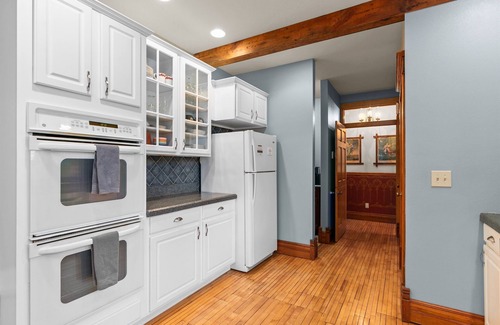 Green Lake Casa | Chic getaway: fireplaces + all ensuite bedrooms