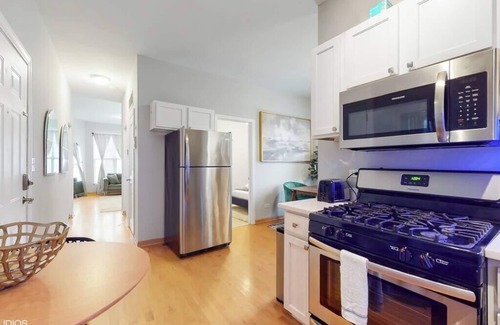Tri-Taylor Condominio | Chic Green l Near Downtown & IL Medical District