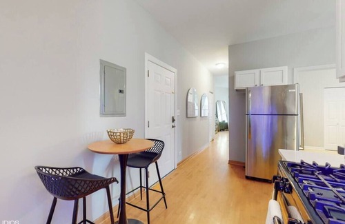 Tri-Taylor Condominio | Chic Green l Near Downtown & IL Medical District