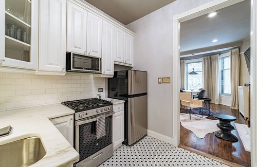 Gold Coast Apartamento | Chic & Historic Apartment Steps from Mag Mile