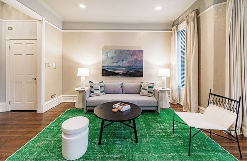 Gold Coast Apartamento | Chic & Historic Apartment Steps from Mag Mile