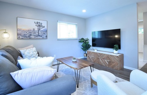 Kamm's Corners Condominio | Chic Home Near Cleveland Airport