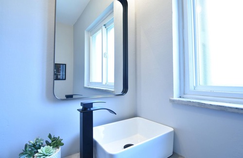 Kamm's Corners Condominio | Chic Home Near Cleveland Airport
