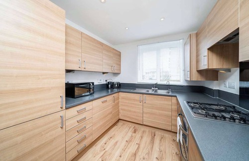 Gravesend Casa | Charming 2-Bedroom House in Northfleet