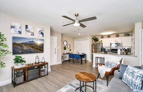 Astrodome Apartamento | Chic Houston, King bed, NRG/TMC, Fireplace & Gym!