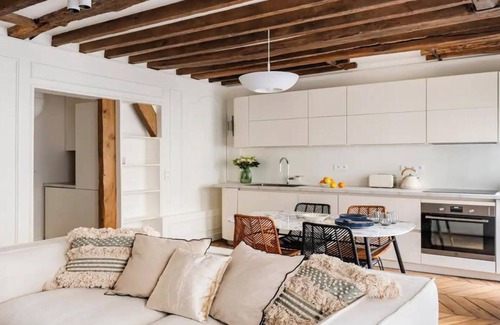 Les Iles Apartamento | CHIC ISLAND HAVEN: SEINE-SIDE SERENITY, A PARISIAN RETREAT ON ÎLE SAINT-LOUIS
