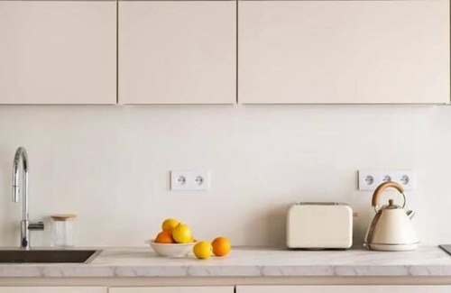 Les Iles Apartamento | CHIC ISLAND HAVEN: SEINE-SIDE SERENITY, A PARISIAN RETREAT ON ÎLE SAINT-LOUIS