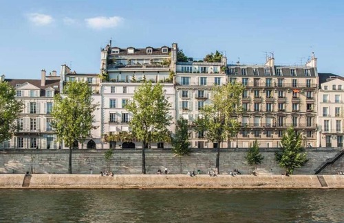 Les Iles Apartamento | CHIC ISLAND HAVEN: SEINE-SIDE SERENITY, A PARISIAN RETREAT ON ÎLE SAINT-LOUIS