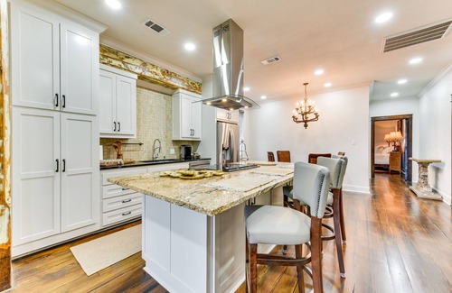 New Roads Apartamento | Chic Louisiana Retreat - Balcony & River Views!