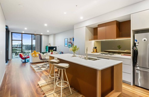 West End Apartamento | Chic Luxe Retreat | Pool Private Balcony Skyview