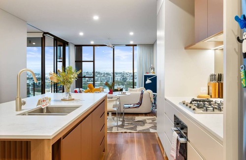 West End Apartamento | Chic Luxe Retreat | Pool Private Balcony Skyview