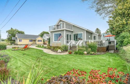 Manistee Casa | Chic Manistee Cottage Steps to Lake Michigan!