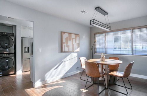Downtown Apartamento | Chic Menlo Park 2BR w/ Parking & A/C, nr Dining & Tech, by Blueground