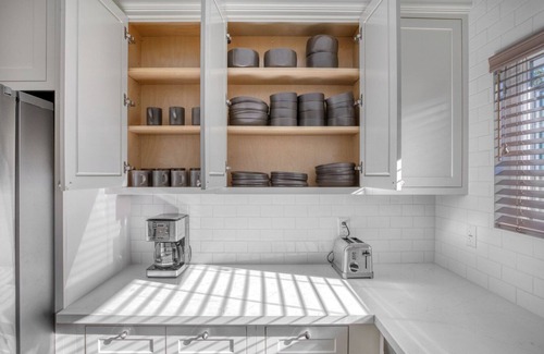 Downtown Apartamento | Chic Menlo Park 2BR w/ Parking & A/C, nr Dining & Tech, by Blueground