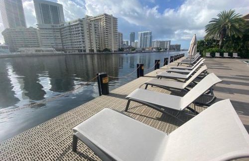 Hallandale Beach Apartamento | Chic Miami Beach Stay, Comfort, Style & Sea Views -A