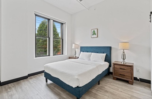 South Side Flats Apartamento | Chic Modern 2BR Apartment in Carson by Stay Gia