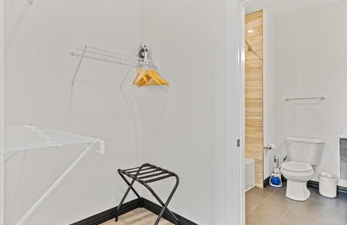 South Side Flats Apartamento | Chic Modern 2BR Apartment in Carson by Stay Gia