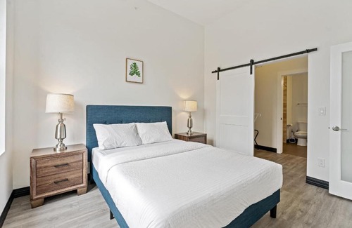 South Side Flats Apartamento | Chic Modern 2BR Apartment in Carson by Stay Gia