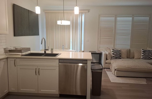 Southwest Edmonton Casa | *Chic Modern 4BDRM Home- 2 King Bed,2 living room*